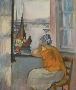 Jeuen femme devant la fenetre ouverte a l'Ile d'Yeu